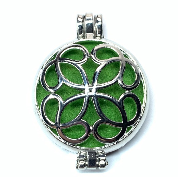 😍 Filigreed Essential Oil Diffuser Pendant 👀 - Picture 1 of 5